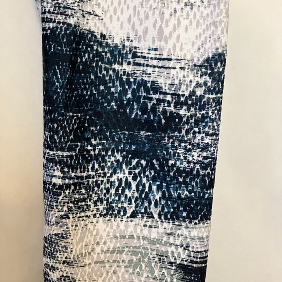 Fabletics Define PowerHold Mid-Rise Capri Leggings Fossil Print Small Athletic - Picture 3 of 8